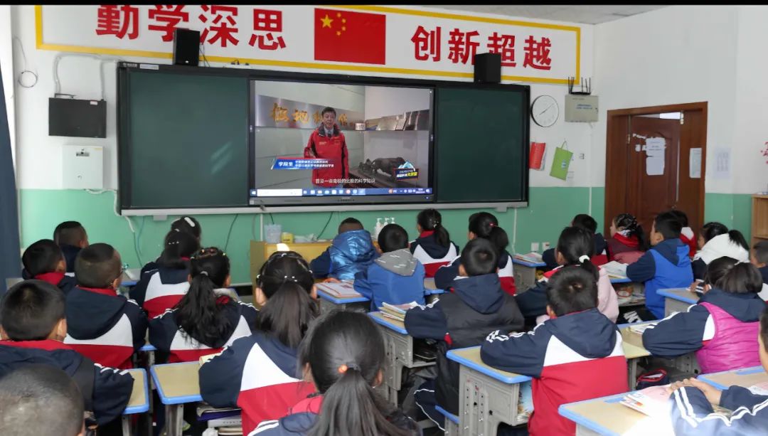 勇闖南極 奔赴美好 | 四季沐歌《南極科普大講堂》走進西藏帕里鎮小學